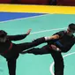 Pesilat Indonesia, Komang Harik Adi Putra (merah) melawan Mohd Al Jufferi Jamari (biru) asal Malaysia di final Kelas E Putra Asian Games 2018, Jakarta, Senin (27/8). Komang dinyatakan menang teknik atas Mohd Al Jufferi Jamari. (Merdeka.com/Arie Basuki)