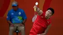 Praveen Jordan melakukan smash saat menghadapi ganda campuran asal Jerman di Olimpiade 2016 di Rio de Janeiro, Brasil, Jumat (12/8). Praveen/Debby berhasil menang dua set langsung dengan skor 21-16 dan 21-15. (REUTERS/Marcelo Del Pozo)