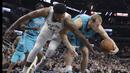 Pemain San Antonio Spurs, Rudy Gay (22) berebut bola dengan pemain Charlotte Hornets, Cody Zeller (40) pada laga NBA basketball game di AT&T Center, San Antonio, (3/11/2017) waktu setempat. San Antonio menang 108-101. (AP/Eric Gay)