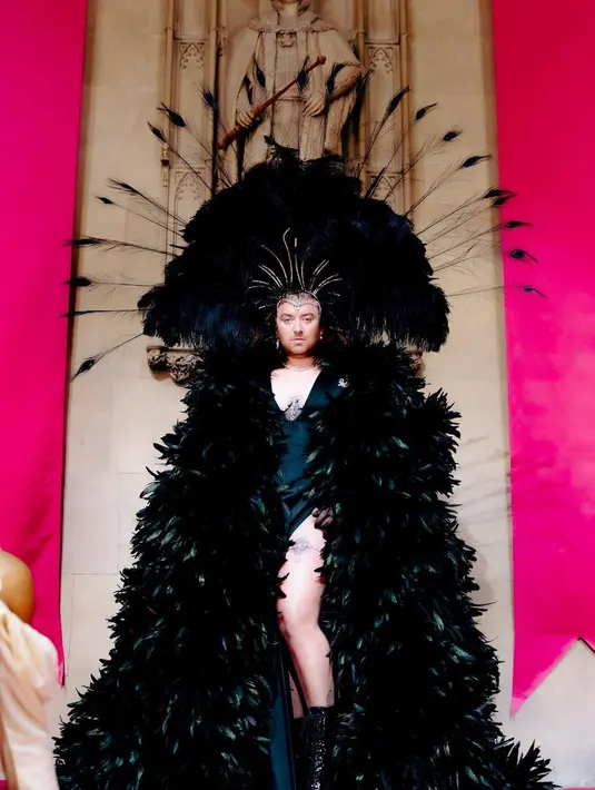 Bagaimana dengan kostum yang satu ini, Sahabat FIMELA? Penampilan totalitas Sam Smith dengan kostum bulu berwarna hitam, menghadirkan nuansa megah nan memesona. [Foto: Instagram/samsmith]