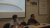Kepala Divisi Nefrologi Klompok Staf Medis (KSM) Ilmu Kesehatan Anak (IKA) RSHS, Prof Dany Hilmanto (kanan) dan Staf Divisi Nefrologi KSM IKA RSHS Ahmedz Widiasta (kiri), saat konferensi pers di RSHS, Rabu (19/10/2022).
