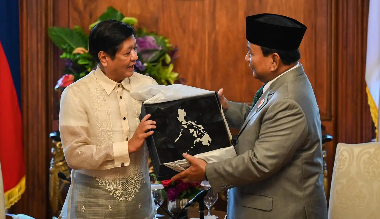 Kunjungan kerja ini juga bertujuan untuk membangun kemitraan strategis antara Indonesia dan Filipina. (Jam Sta Rosa/POOL/AFP)