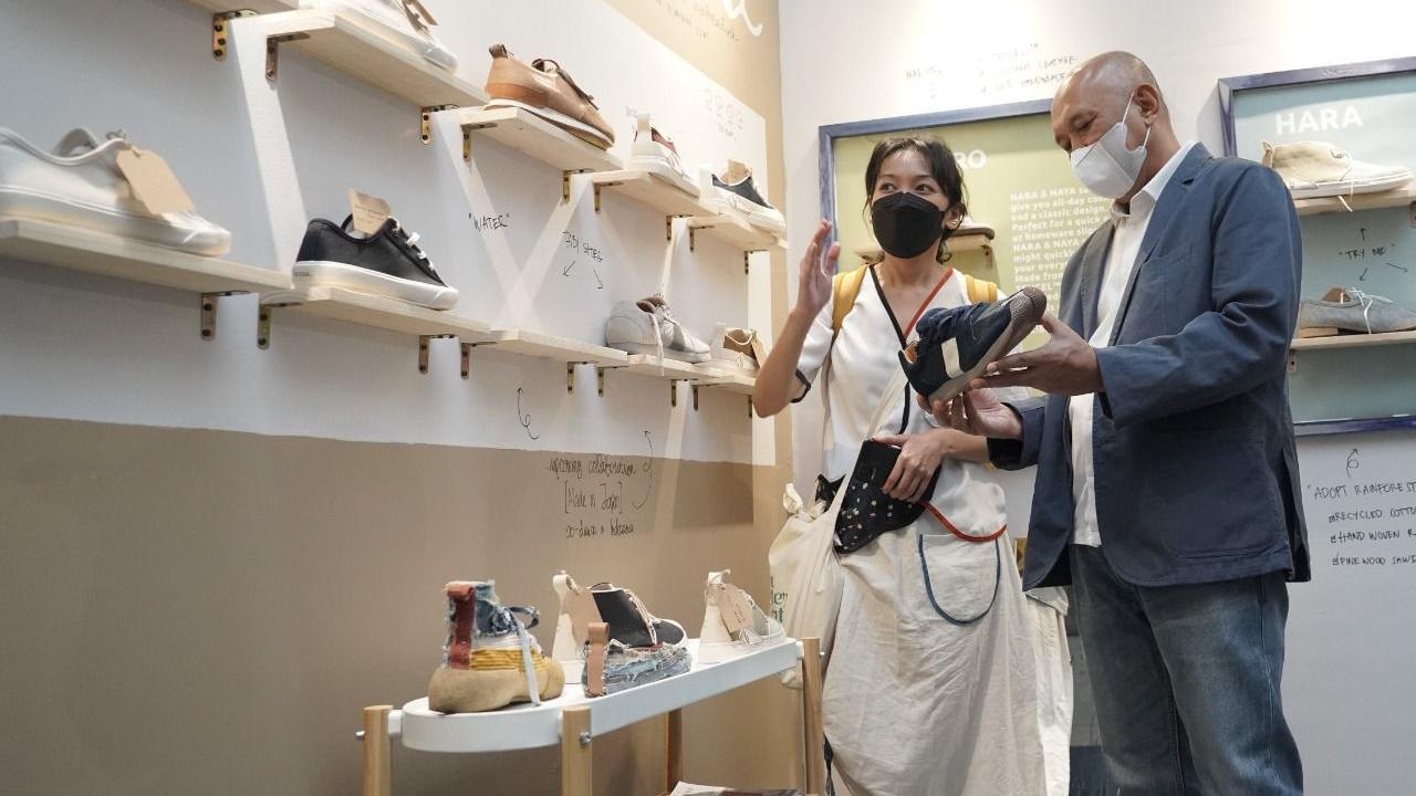 Menteri Koperasi dan UKM Teten Masduki mengapresiasi produk UMKM yang ditampilkan di Brightspot Market (BrightspotMRKT) 2022. (Dok KemenkopUKM)