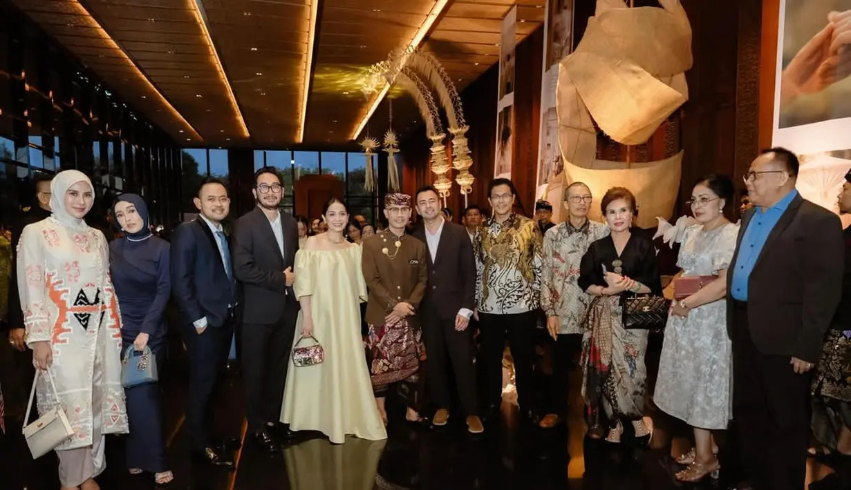 Dampingi Raffi Ahmad, Nagita Slavina kenakan dress one shoulder butter yellow, warna yang sempat viral [@raffinagita1717]