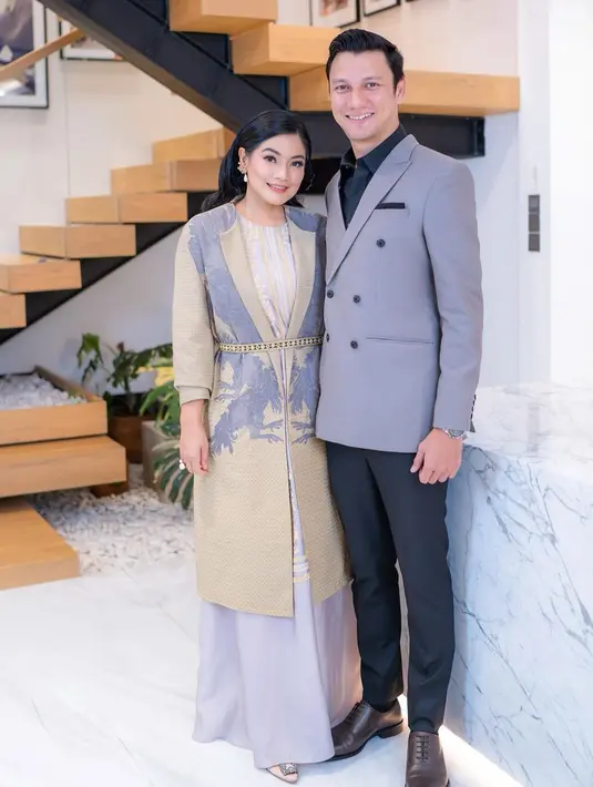 <p>Pilihan lain bisa juga dengan menggunakan warna abu-abu. Jas abu-abu dan dress memberi tampilan serasi namun tak serupa. [Instagram/titi_kamall]</p>