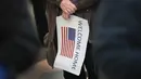 Sebuah poster menyambut kedatangan Baraa Haj Khalaf di bandara Internasional O'Hare, AS, Rabu (7/2). Baraa dan keluarganya nyaris tidak bisa ke AS bila kebijakan Presiden Trump tidak dicabut. (AFP Photo/ Scott Olson)