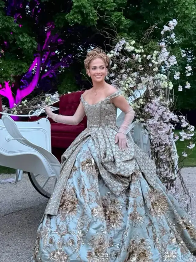 Bertemakan Bridgeton, Jennifer Lopez Tampil Awet Muda Bak Princess Kenakan Gaun Kristal di Perayaan Ulang Tahun ke-55