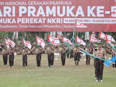 Para peserta pramuka menunjukan keahlianya dalam perayaan HUT ke-57 Pramuka di Lapangan Gajah Mada, Cibubur, Jakarta, Selasa (14/8). Perayaan ke-57 Pramuka kali ini mengangkat tema 'Pramuka Perekat NKRI'. (Liputan6.com/Faizal Fanani)