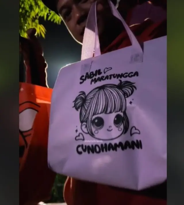 Sederhana tapi istimewa, isi bingkisan acara tedak siten anak Denny Caknan ini tuai pujian