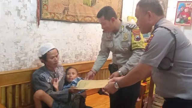 Muchamad Akhtar Aji (12), kisahnya menderita radang otak dan berhutang biaya pengobatan menarik kesadaran berbagai pihak untuk membantu. (Foto: Liputan6.com/Galoeh Widura)