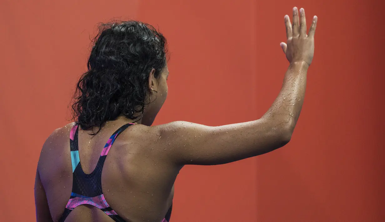 Perenang Indonesia, Syuci Indriani, menyapa suporter usai tampil pada renang nomor 200 meter gaya bebas Asian Para Games di Stadion Aquatic Senayan, Jakarta, Minggu (7/10/2018). Syuci berhasil meraih medali perunggu. (Bola.com/Vitalis Yogi Trisna)