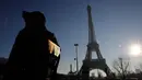 Polisi anti huru-hara berpatroli di dekat Menara Eiffel di Paris,  Senin (30/12/2019). Pemerintah Prancis akan mengerahkan 100.000 petugas polisi untuk mengamankan ruang publik pada perayaan malam Tahun Baru di tengah aksi mogok yang sedang berlangsung. (AP/Christophe Ena)