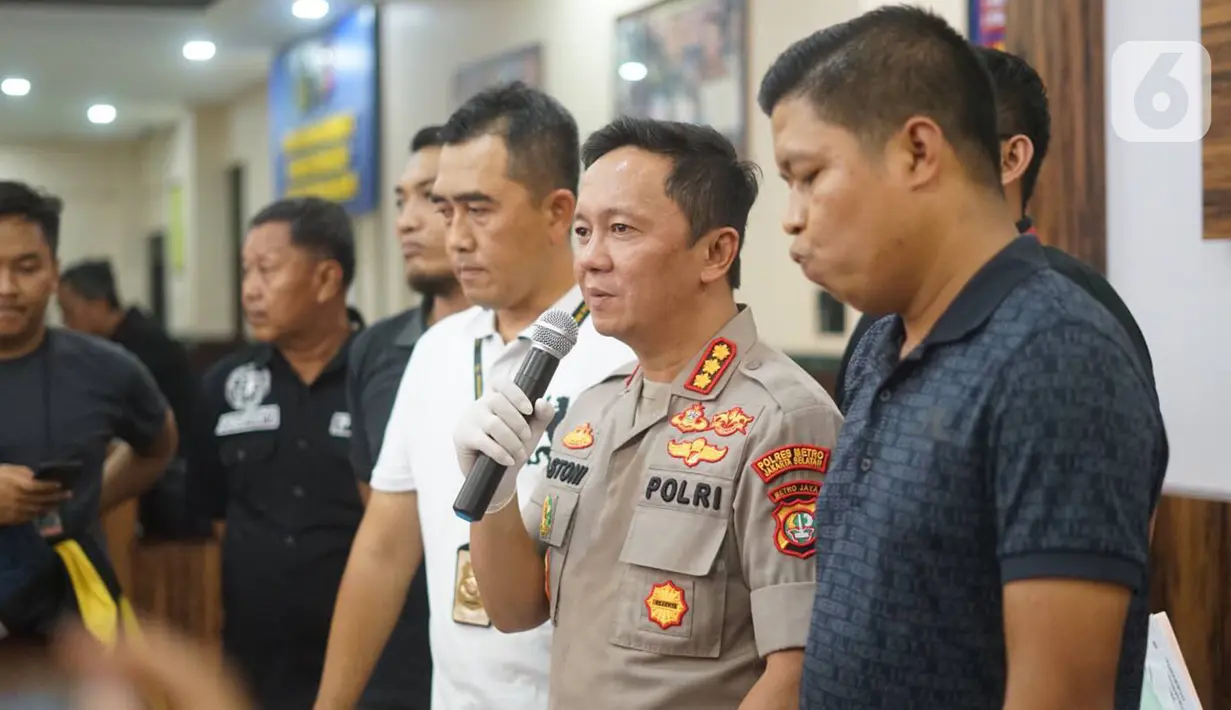 Kapolres Jakarta Selatan Kombes Bastoni Purnomo memberikan keterangan dalam rilis kasus pelecehan seksual di Mapolres Metro Jakarta Selatan, Minggu (26/1/2020). Seorang sopir taksi online ditangkap karena bermasturbasi di depan tiga wanita di Gatot Soebroto, Jaksel. (Liputan6.com/Immanuel Antonius)