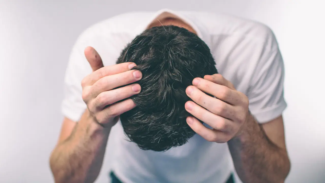 10 Penyebab Rambut Rontok pada Pria yang Berujung Kebotakan, Temukan Solusinya