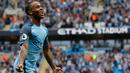 Raheem Sterling melakukan selebrasi usai mencetak gol kegawang West Ham United di liga Inggris di Stadion Etihad, Inggris (28/8). Sterling tampil kurang maksimal pada musim lalu dan timnas Inggris pada Piala Eropa lalu. (Reuters/Darren Staples)