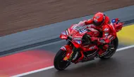 Pembalap MotoGP asal Spanyol dari Ducati Lenovo Team, Marc Marquez saat sesi latihan Grand Prix motor MotoGP Jerman di di Sirkuit Sachsenring, Hohenstein-Ernstthal, Chemnitz, Jerman, 12 Juli 2025. (Ronny Hartmann/AFP)