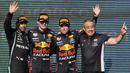 Tim Red Bull Racing juga sukses menambah poin di klasemen konstruktor setelah Sergio Perez finish di urutan ketiga. Hasil tersebut membuat Red Bull sukses menipiskan 23 poin dari sang pemuncak klasemen, Mercedes. (AP/Nick Didlick)