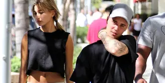 Hailey Baldwin dan Justin Bieber kembali terlihat bersama di Miami. Hal ini memmbuat rumor kembalinya hubungan mereka mencuat. (Vanity Fair)