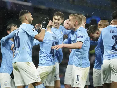 Gelandang Manchester City, Riyad Mahrez (kiri) berselebrasi dengan rekan-rekannya usai mencetak gol ke gawang PSG pada leg kedua semifinal Liga Champions di stadion Etihad, Rabu (5/5/2021). Mahrez mencetak dua gol di pertandingan ini dan mengantar City menang 2-0 atas PSG. (AP Photo/Dave Thompson)