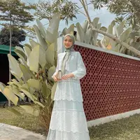Gamis model lace bisa jadi pilihan yang tepat untuk busana lebaran. Elegan dan mewah! (Instagram/liza.rosalita).