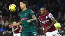 Pemain Liverpool Darwin Nunez (kiri) dan pemain Aston Villa Ashley Young mengejar bola pada pertandingan sepak bola Liga Inggris di Villa Park, Birmingham, Inggris, 26 Desember 2022. Liverpool mengalahkan Aston Villa dengan skor 3-1. (AP Photo/Rui Vieira)
