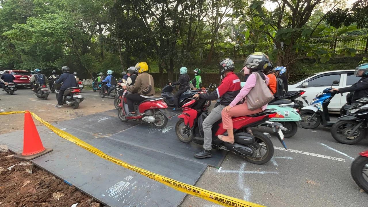 Update Perbaikan Sementara Jalan Amblas di Lenteng Agung, Kendaraan Bisa Melintas Usai Badan Jalan Ditutup Pelat Besi