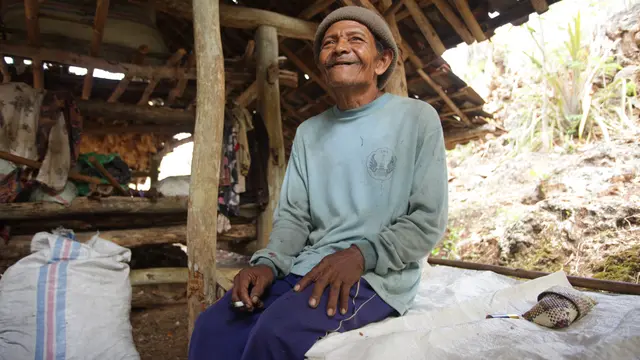 Margo Utomo (70) warga Padukuhan Dawung, Kalurahan Girikarto, Kapanewon Panggang, Gunungkidul menemukan tengkorak korban keganasan PKI, di Gua Grubug, Gunungkidul. (Foto: Liputan6.com/Hendro Ary Wibowo)