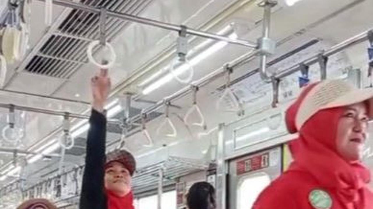 Viral Aksi Emak-Emak Fashion Show di KRL, Tampil Memukau dengan Kebaya Warna-warni