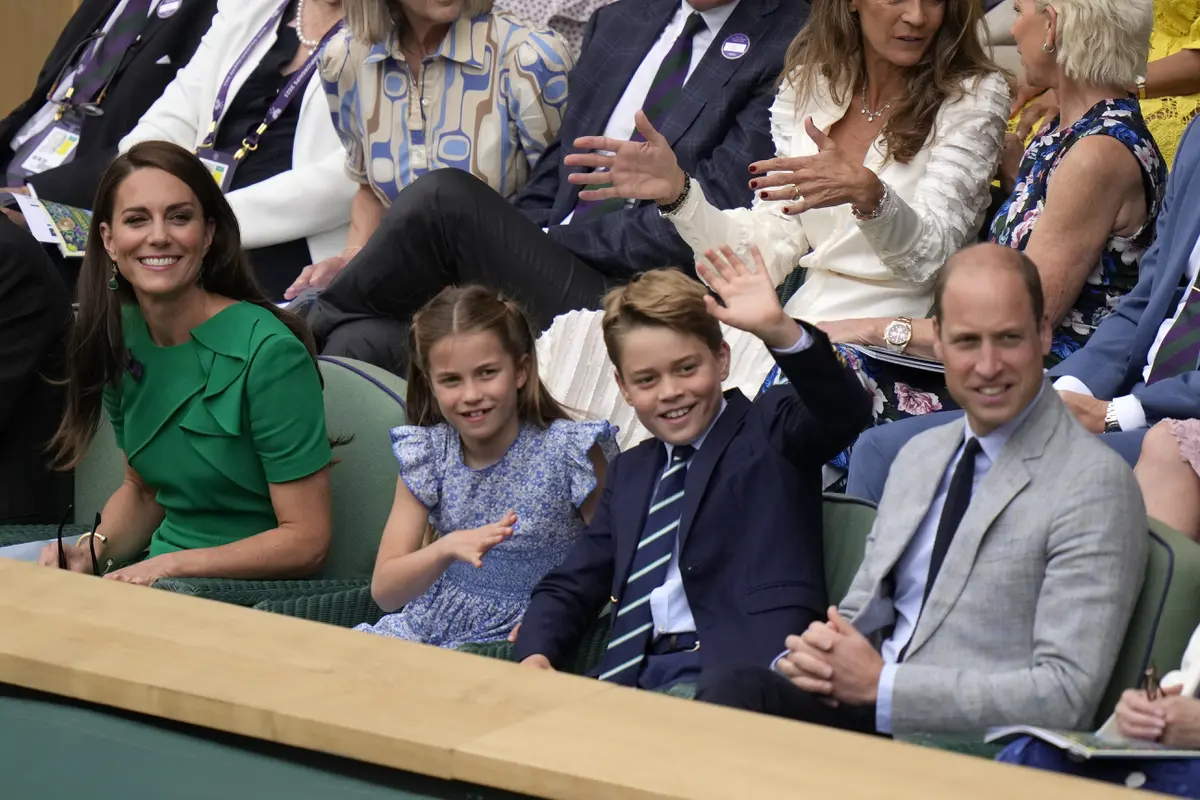 Keluarga Wales, Pangeran William, Pangeran George, Putri Charlotte, dan Kate Middleton, Menghadiri Pertandingan Wimbledon 2023. Bahasa Tubuh Menilai Kate Mampu Bersikap bak Kepala Keluarga Seutuhnya (dok. AP Photo/Alastair Grant)