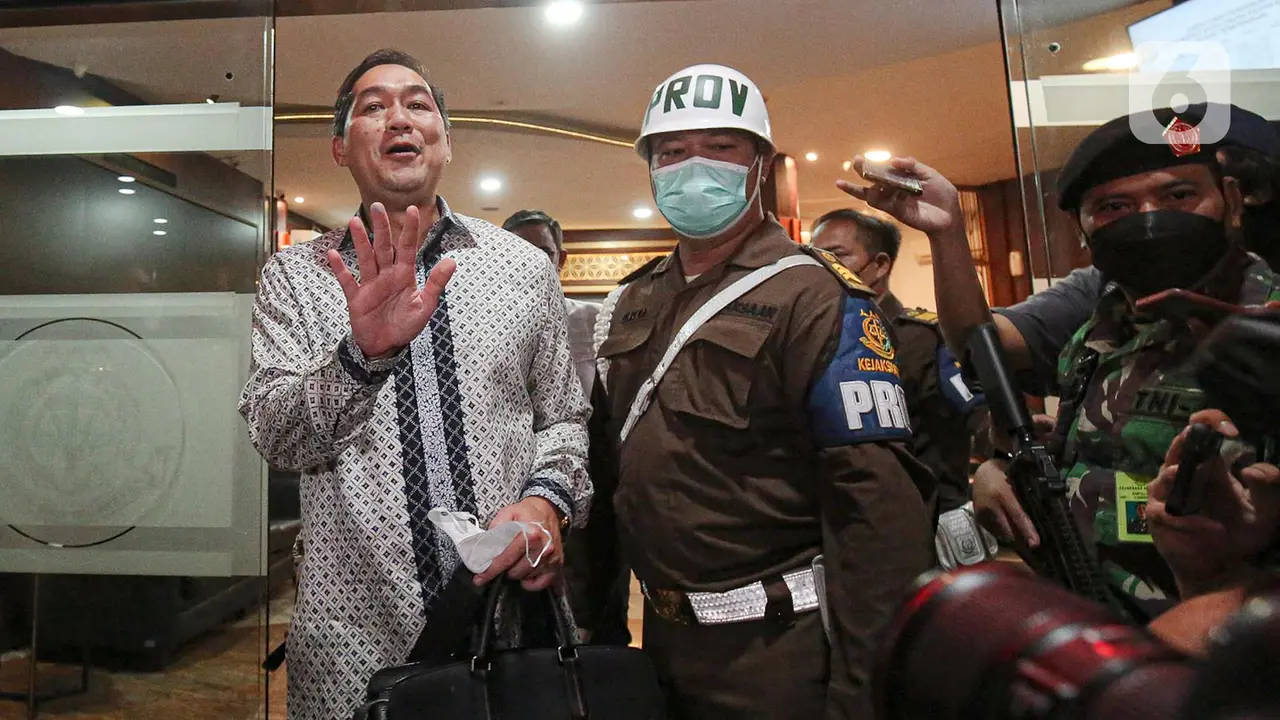 FOTO: Ekspresi Mantan Menteri Perdagangan Muhammad Lutfi Usai Diperiksa Kejagung