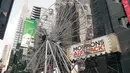 Biangalala setinggi 110 kaki yang baru dibuka berputar di Times Square, Manhattan, New York City, Rabu (25/8/2021). Kincir ria yang dibuka dengan waktu terbatas itu menawarkan pemandangan kota yang baru kepada wisatawan dan warga. (Scott Heins/Getty Images/AFP)