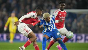 Cristhian Mosquera dan Georginio Rutter berebut bola dalam laga Liga Inggris antara Brighton vs Arsenal di American Express Stadium, 5 Maret 2026. (AP Photo/Alastair Grant)