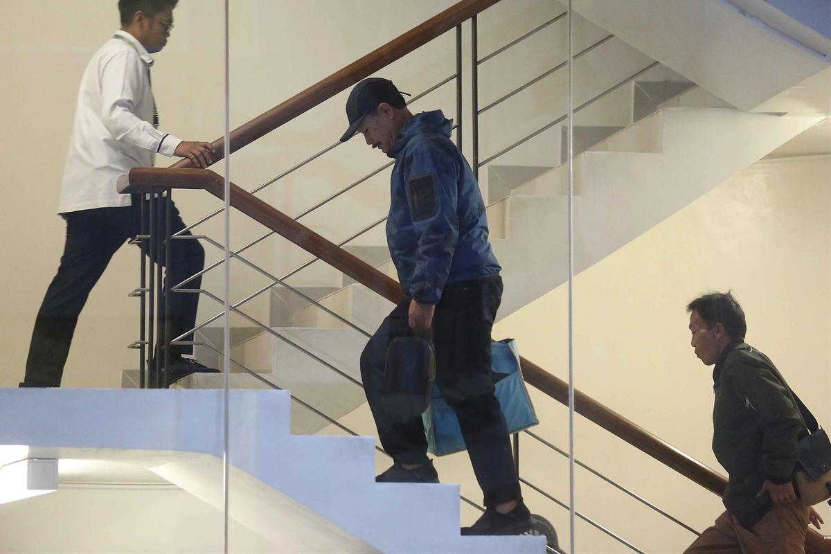 FOTO: Wali Kota Madiun Maidi Tiba di Gedung Merah Putih KPK Usai Terjaring OTT