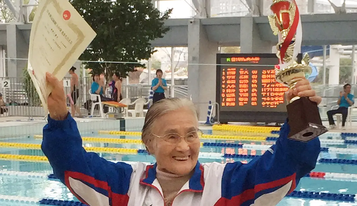 Mieko Nagaoka, perempuan asal Jepang berusia 100 tahun berhasil memecahkan rekor sebagai manusia tertua yang berenang dengan menempuh jarak 1.500 meter dalam waktu 1 jam 16 menit pada 7 April 2015 lalu. (nypost.com)