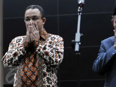 Mendikbud yang baru Muhadjir Effendy (kanan) bersama mantan Mendikbud Anies Baswedan saat serah terima jabatan di Jakarta, (27/7). Muhadjir Effendy resmi menggantiikan Anies Baswedan sebagai Menteri Pendidikan dan Kebudayaan. (Liputan6.com/JohanTallo)