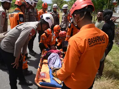 Tim SAR Gabungan mengevakuasi warga rentan pascagempa bumi di Kabupaten Manggarai Timur, Nusa Tenggara Timur, Kamis, 20 Agustus 2026. (Basarnas)