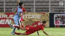 Pemain tengah Timnas Indonesia U-16, Marselino Ferdinan terjatuh saat berebut bola dengan pemain Kepulauan Mariana Utara U-16 pada laga kualifikasi Piala AFC U-16 2020 Grup G di Stadion Madya Gelora Bung Karno, Jakarta, Rabu (18/9/2019). Indonesia U-16 unggul 15-1. (Liputan6.com/Helmi Fithriansyah)