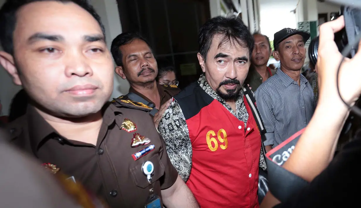 Kini, Gatot kembali menjalani sidang untuk kasus lain. Ia tiba di Pengadilan Negeri Jakarta Selatan sekitar pukul 13.30 WIB bersama tahanan lain. Gatot menjalani sidang terkait kepemilikian satwa liar. (Deki Prayoga/Bintang.com)