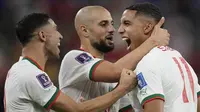 Pemain Timnas Maroko, Abdelhamid Sabiri (kanan) bersama rekan setim merayakan gol yang dicetak ke gawang Timnas Belgia dalam laga matchday kedua Grup F Piala Dunia 2022 di Al Thumama Stadium, Doha, Qatar, Minggu (27/11/2022) malam WIB. (AP/Christophe Ena)