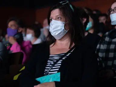 Sejumlah penonton yang mengenakan masker menunggu pertunjukan dimulai di sebuah teater di Moskow, Rusia, pada 3 September 2020. Teater-teater di Moskow membuka kembali musim pertunjukan setelah ditutup selama beberapa bulan akibat pandemi COVID-19. (Xinhua/Alexander Zemlianichenko Jr)