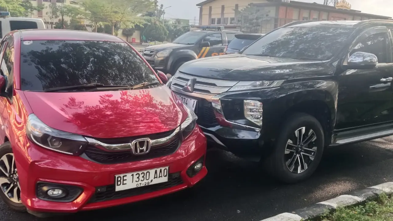 Mobil Pajero hitam milik pelapor yang dihadang oleh mobil oknum Debt Collector di halaman Mapolda Lampung.