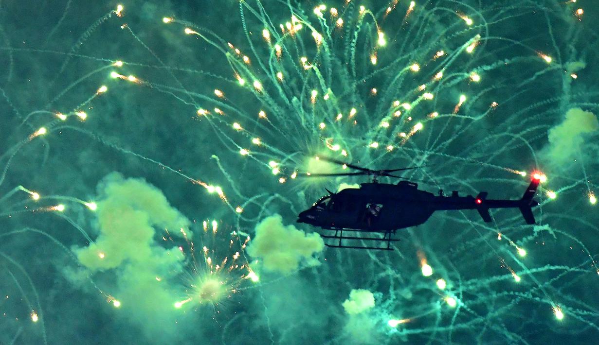 Helipkopter melintas dekat letusan kembang api usai balapan F1 GP Abu Dhabi di Yas Marina circuit , (26/11/2017). (AFP/Giuseppe Cacace)