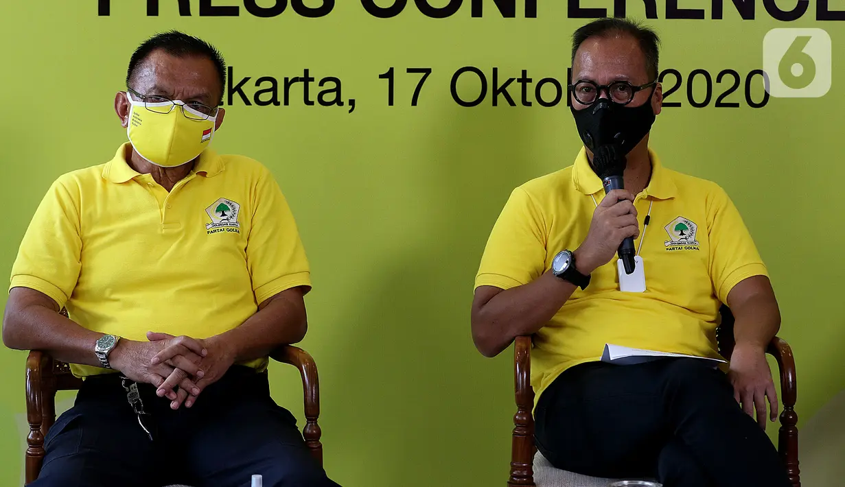 Menteri Perindustrian sekaligus Ketua Penyelenggara HUT Partai Golkar Agus Gumiwang Kartasasmita (kanan) bersama Sekjen Partai Golkar Lodewijk Freidrich Paulus (kiri) memberi keterangan terkait HUT ke-56 Partai Golkar di Jakarta, Sabtu (17/10/2020). (Liputan6.com/Johan Tallo)