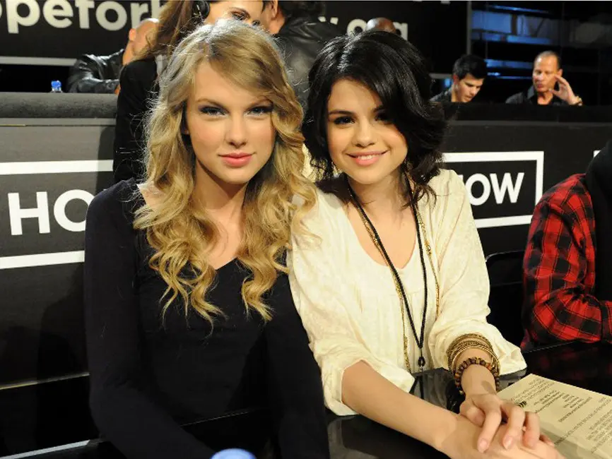 Selena Gomez dan Taylor Swift memang bersahabat sejak dulu. Belum lama ini keduanya dikabarkan bertemu secara rahasia setelah beberapa bulan tak berjumpa. Keduanya pun membicarakan segalanya. (AFP/Bintang.com)