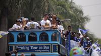 Pemain Persib diatas Bus Bandung Tour on Bus (Bandros) dalam Pawai Persib Juara Piala Presiden saat start dari Kota Baru Parahyangan, Bandung, Minggu (25/10/2015). (Bola.com/Nick Hanoatubun)