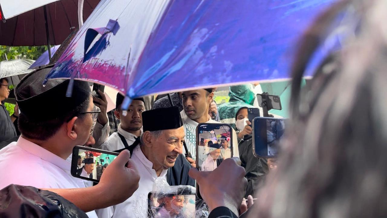 Quraish Shihab Maknai Hujan Dipemakaman Suami Najwa Shihab, Pertanda Rahmat dari Allah SWT