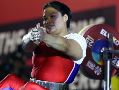 Atlet Para Powerlifting Indonesia, Nurtani Purba bersiap melakukan angkatan beban di kelas Womens Up 73kg Asian Para Games 2018 di Jakarta, Rabu (10/10). Nurtani Purba meraih perak dengan total angkatan 1115 kg. (Liputan6.com/Helmi Fithriansyah)