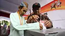 Komisioner KPU, Arief Budiman mendampingi penyandang disabilitas memasukan surat suara di Pulau Pramuka, Kepulauan Seribu, Jakarta, Sabtu (4/2). Simulasi dilakukan demi menjaga ke utuhan prosedur yang ditentukan KPU RI. (Liputan6.com/Helmi Afandi)