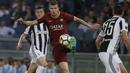 Striker AS Roma, Edin Dzeko, mengontrol bola saat melawan Juventus pada laga Serie A di Stadion Olimpico, Senin (14/5/2018). AS Roma imbangi Juventus dengan skor 0-0. (AP/Gregorio Borgia)
