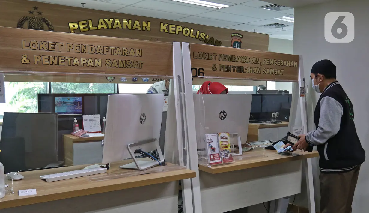 Warga membayar ke petugas di Mal Pelayanan Publik Provinsi DKI Jakarta, Senin (22/11/2021). Langkah tersebut dilakukan untuk mengurangi pungli yang dilakukan oknum pelayan publik. (Liputan6.com/Herman Zakharia)